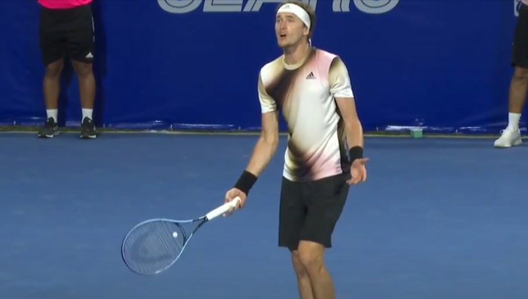 Australian Open, una “piuma” costringe l’arbitro a interrompere il punto facendo infuriare Zverev: ecco cosa è successo