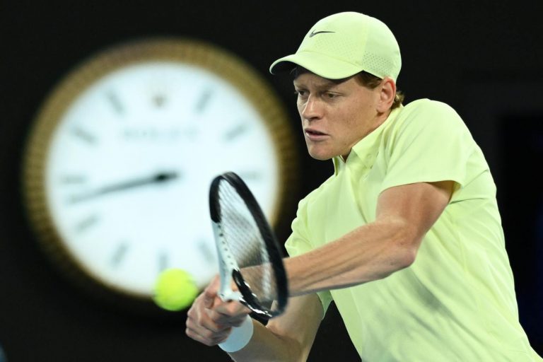 Australian Open 2025, risultato Sinner-De Minaur oggi: l’azzurro vola in semifinale Australian Open 2025, risultato Sinner-De Minaur oggi: l’azzurro vola in semifinale