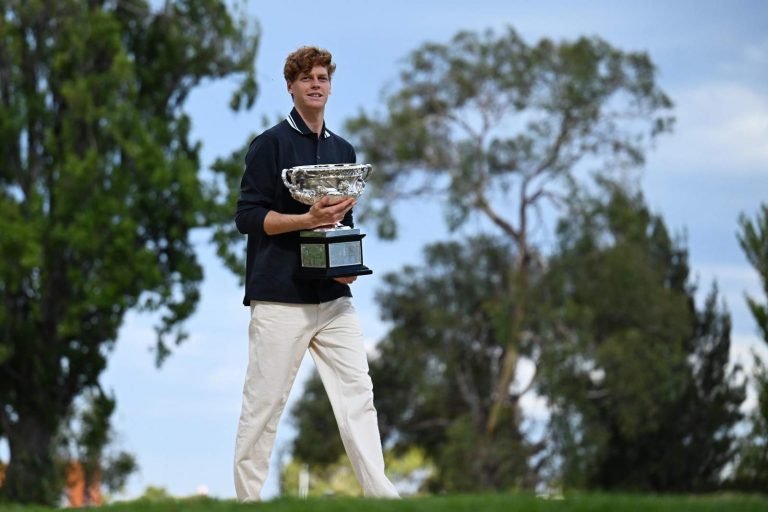Australian Open 2025, l’insolito gesto di Jannik Sinner in aeroporto: “Mentre fa il check-in…”