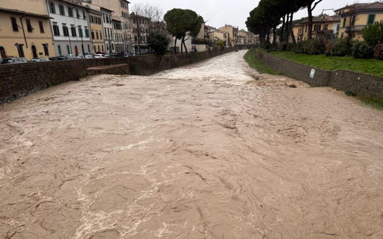 Meteo – Violento nubifragio si abbatte su Firenze: strade come fiumi, allagamenti e traffico in tilt