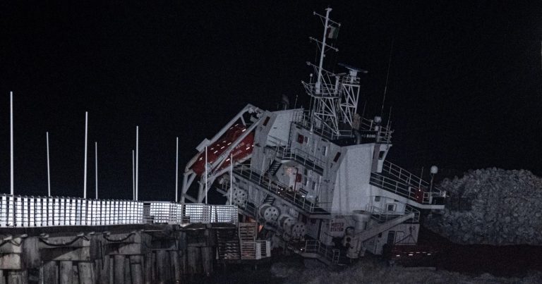 Marina di Massa, nave cargo si schianta contro il pontile: ecco cos’è successo