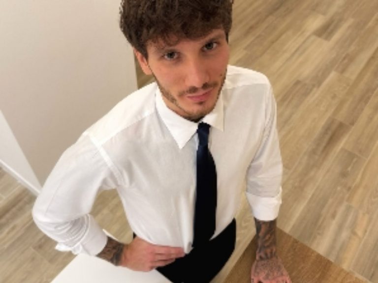 Stefano De Martino, la foto di Manuel Bortuzzo che lo imita diventa virale: ”Andava fatto…”