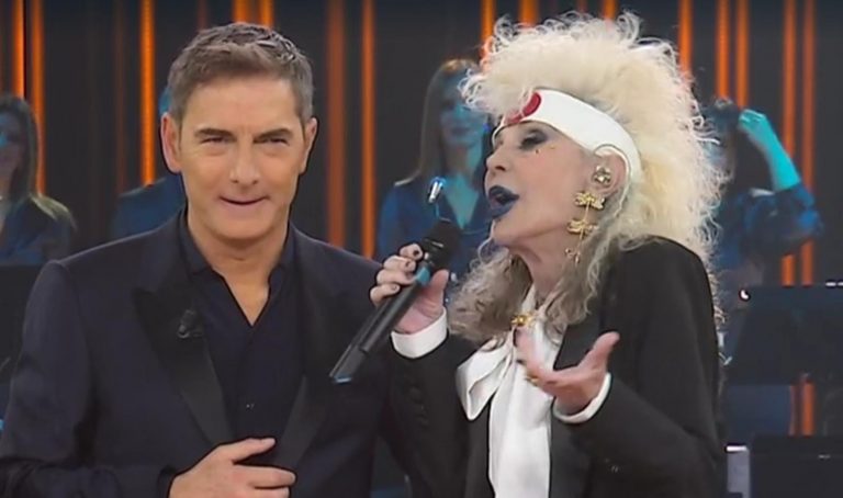 Ora o mai più 2025, brutto scivolone di Donatella Rettore in diretta tv, poi si scusa: “Non volevo…”