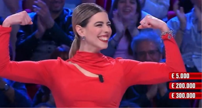 Affari Tuoi, chi è Jessica dalla Calabria: la fidanzata del concorrente che nella puntata di ieri ha vinto 40.000 euro Affari Tuoi, chi è Jessica dalla Calabria: la fidanzata del concorrente che nella puntata di ieri ha vinto 40.000 euro