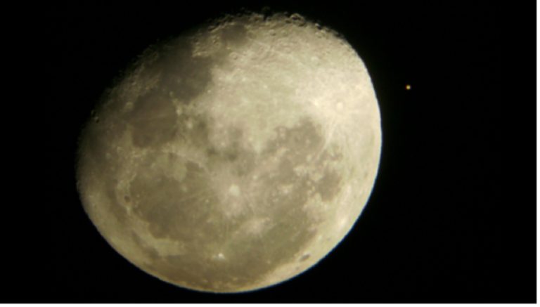 Splendida congiunzione astrale tra la Luna quasi piena e Marte domenica 9 febbraio 2025: ecco a che ora vederla