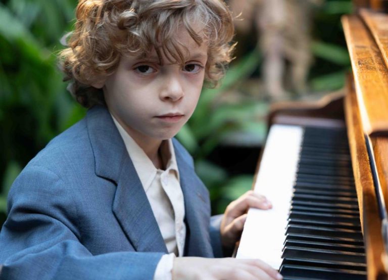 Alessandro Gervasi, chi è il bambino che interpreta Peppino Di Capri in “Champagne”: cos’è l’orecchio assoluto del pianista di 6 anni Alessandro Gervasi, chi è il bambino che interpreta Peppino Di Capri in “Champagne”: cos’è l’orecchio assoluto del pianista di 6 anni