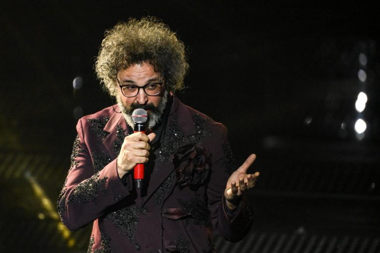 Sanremo 2025, la stoccata di Simone Cristicchi ad Amadeus: “Nei suoi Festival sarei stato a disagio e fuori luogo…”