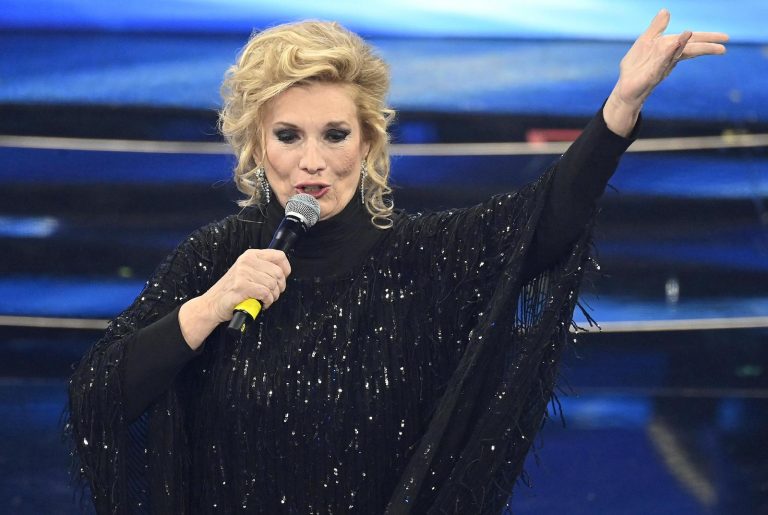 Premio alla carriera per Iva Zanicchi a Sanremo 2025: la figlia le ha fatto una sorpresa. Ecco la sua reazione