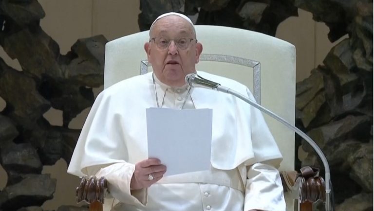 Silvio Garattini su Papa Francesco: “Il quadro clinico è grave, va scongiurata la sepsi…”