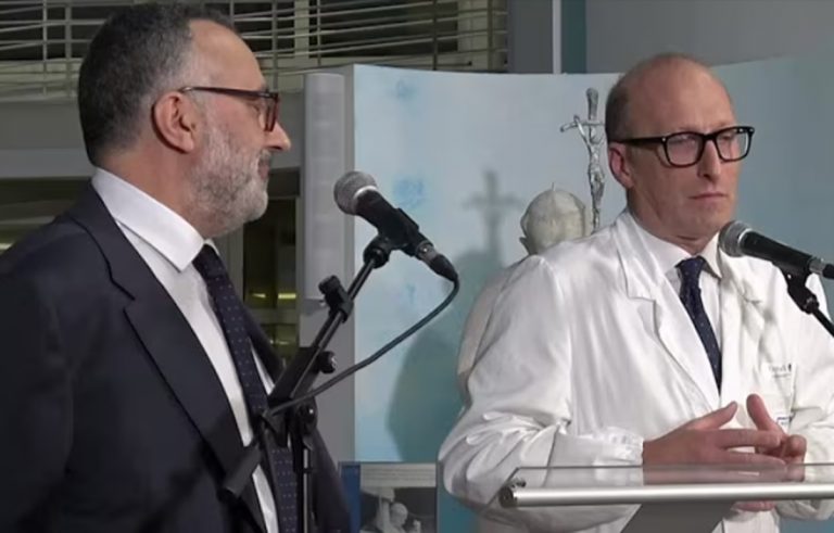 Papa Francesco in condizioni critiche, crisi asmatica e prognosi riservata: gli ultimi aggiornamenti