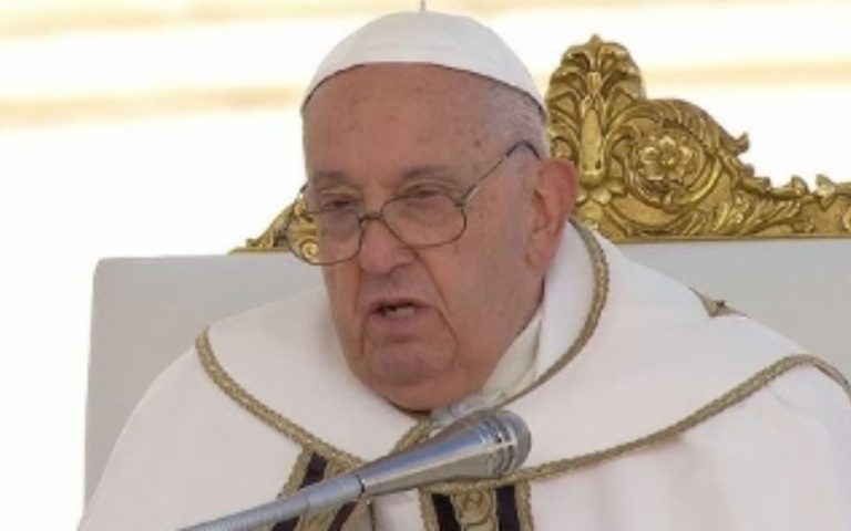 Papa Francesco, ultime notizie: somministrato ancora l’ossigeno ad alti flussi. Attesi i risultati di nuovi esami clinici