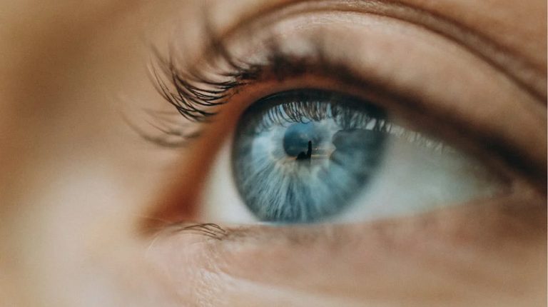 Dolore e irritazione della palpebra, ecco a quali malattie si associa e quando contattare il medico Dolore e irritazione della palpebra, ecco a quali malattie si associa e quando contattare il medico