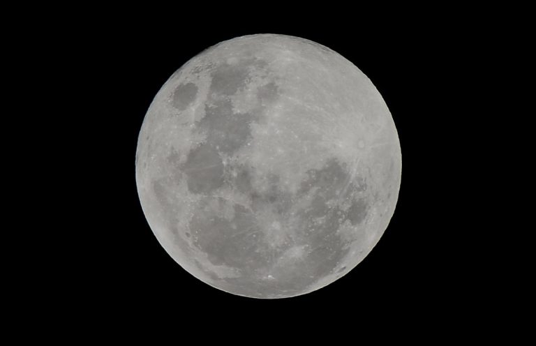 Stanotte spettacolare congiunzione astrale tra la Luna e Saturno: ecco a che ora vederla ad occhio nudo Stanotte spettacolare congiunzione astrale tra la Luna e Saturno: ecco a che ora vederla ad occhio nudo