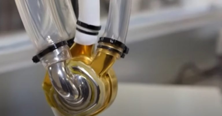 Un cuore in titanio ha salvato la vita ad un quaratenne in attesa di trapianto: ecco la svolta innovativa Un cuore in titanio ha salvato la vita ad un quaratenne in attesa di trapianto: ecco la svolta innovativa