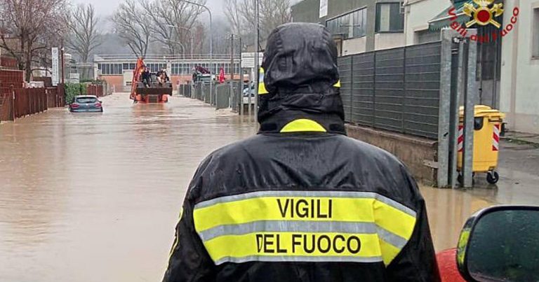 Meteo – Disagi da maltempo con allagamenti e frane nel fiorentino: evacuazioni e persone isolate, soccorsi in azione Meteo – Disagi da maltempo con allagamenti e frane nel fiorentino: evacuazioni e persone isolate, soccorsi in azione