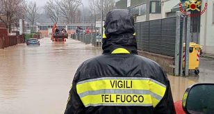 Meteo - Disagi da maltempo con allagamenti e frane nel fiorentino: evacuazioni e persone isolate, soccorsi in azione