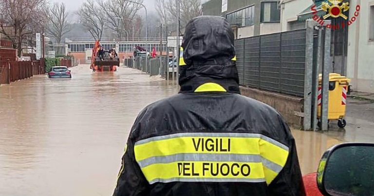 Meteo – Disagi da maltempo con allagamenti e frane nel fiorentino: evacuazioni e persone isolate, soccorsi in azione