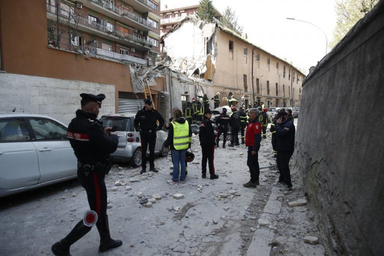 Esplosione a Roma, crolla una palazzina, i testimoni raccontano: “Si è sentito un grosso boato…”