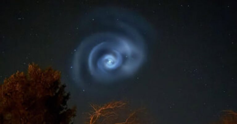 Spirale di luce blu nel cielo, avvistamenti in diverse regioni del nord Italia: ecco la spiegazione del fenomeno Spirale di luce blu nel cielo, avvistamenti in diverse regioni del nord Italia: ecco la spiegazione del fenomeno
