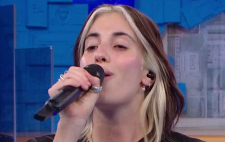 Chiamamifaro, chi è la cantante di Amici 2024: nome d’arte di Angelica Gori, figlia di Cristina Parodi e Giorgio Gori Chiamamifaro, chi è la cantante di Amici 2024: nome d’arte di Angelica Gori, figlia di Cristina Parodi e Giorgio Gori
