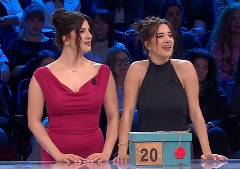 Affari Tuoi, chi sono Sabrina e Francesca, le gemelle dall’Emilia-Romagna che hanno vinto 20.000 euro