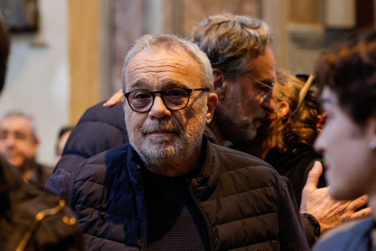 Il commovente gesto di Claudio Amendola ai funerali di Antonello Fassari: “Guarda al cielo e…”