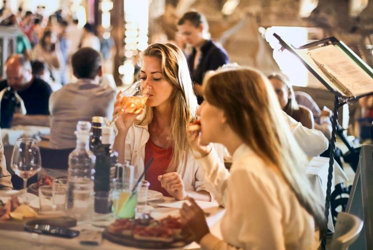 Dieta estiva per dimagrire: la dott.ssa Giorgia De Filippo spiega quali sono i 3 errori da evitare per ottenere risultati duraturi Dieta estiva per dimagrire: la dott.ssa Giorgia De Filippo spiega quali sono i 3 errori da evitare per ottenere risultati duraturi
