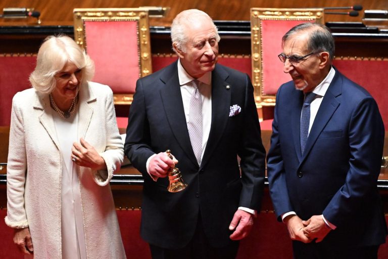 Re Carlo in Parlamento, l’incredibile gaffe dello speaker: “La cerimonia…”. VIDEO Re Carlo in Parlamento, l’incredibile gaffe dello speaker: “La cerimonia…”. VIDEO