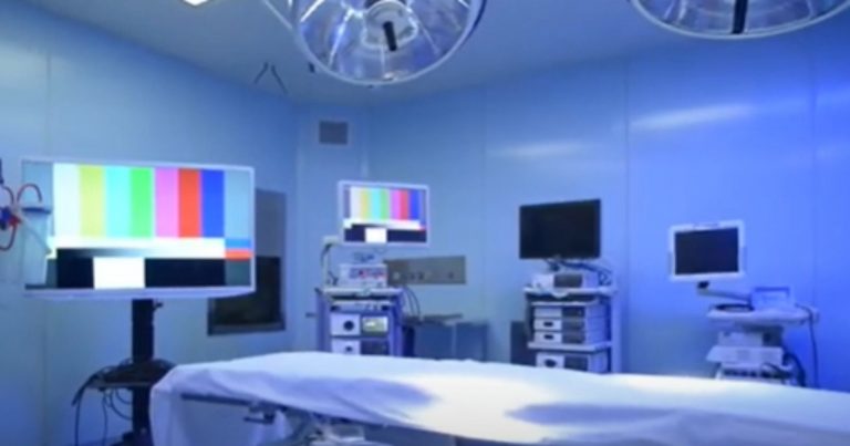 Donna di 56 anni si reca in ospedale con un forte mal di pancia e scopre di avere una cisti da 20cm e 30 kg