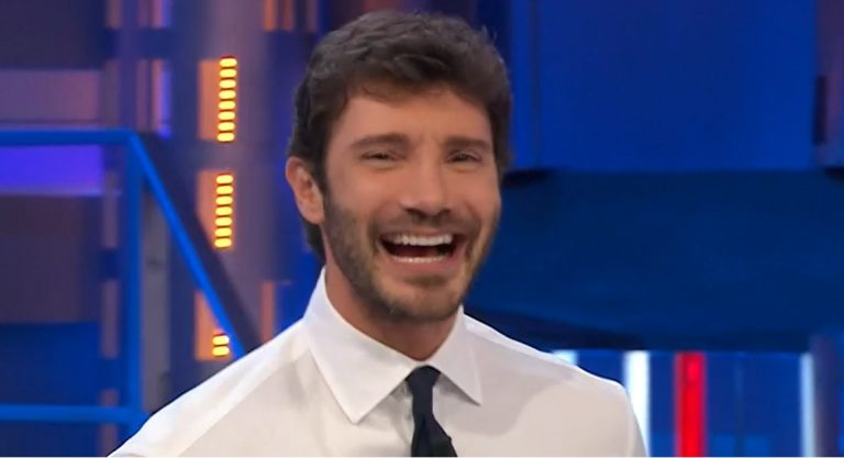“Affari Tuoi”, Stefano De Martino saluta i “rivali” de “La Ruota della Fortuna”: ecco perché