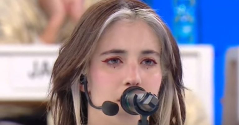 Chiamamifaro eliminata da Amici 24, chi sono i genitori famosi dell’allieva, Maria De Filippi rivela: ”Non ho mai ricevuto…” Chiamamifaro eliminata da Amici 24, chi sono i genitori famosi dell’allieva, Maria De Filippi rivela: ”Non ho mai ricevuto…”