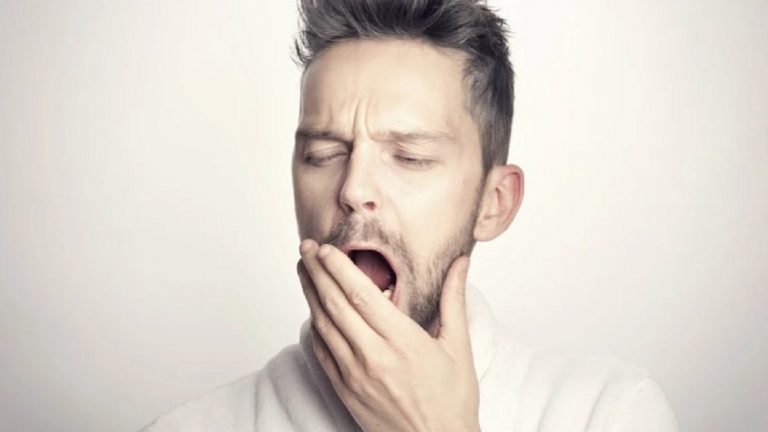 Sbadigliare spesso è un segnale da non sottovalutare: ecco quando deve preoccuparci