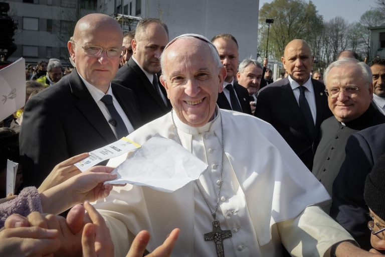 Perché IT-Alert è suonato a Roma oggi, venerdì 25 aprile 2025: messaggio inviato per l’ultimo saluto a Papa Francesco. Ecco i dettagli