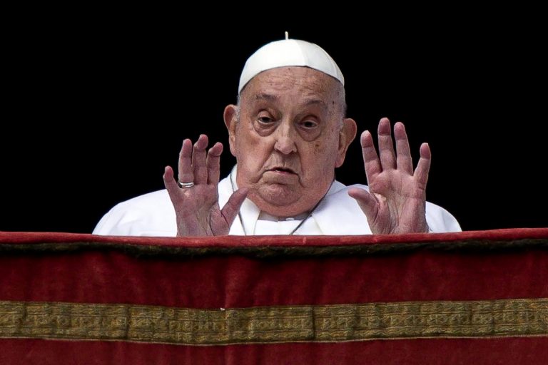 Funerali Papa Francesco, i cambiamenti del rituale voluti dal Pontefice: ecco le novità rispetto al passato e dove sarà sepolto