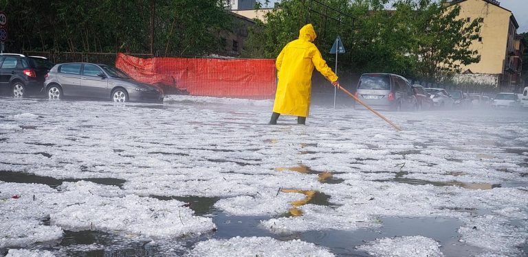 Meteo – Violenta grandinata si è abbattuta nelle scorse ore nel foggiano: danni alle colture e auto bloccate