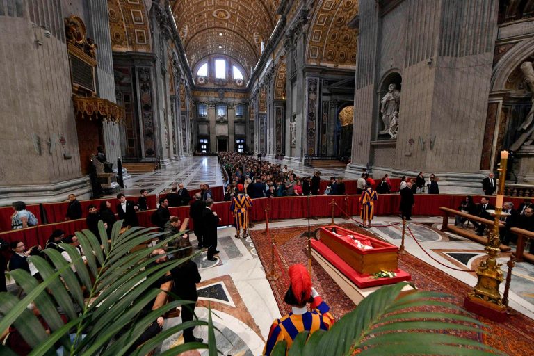 Papa Francesco, stasera si terrà il rito della chiusura della bara: cosa prevede e chi parteciperà Papa Francesco, stasera si terrà il rito della chiusura della bara: cosa prevede e chi parteciperà