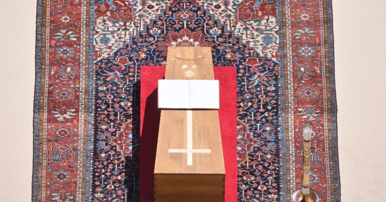Papa Francesco, per la sepoltura ha scelto di non usare le babbucce papali: ecco quali scarpe sono state usate Papa Francesco, per la sepoltura ha scelto di non usare le babbucce papali: ecco quali scarpe sono state usate