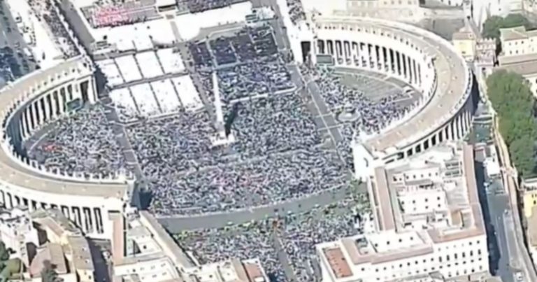 Funerali Papa Francesco, chi è seduto in prima fila: l’ordine dei posti e il criterio di assegnazione Funerali Papa Francesco, chi è seduto in prima fila: l’ordine dei posti e il criterio di assegnazione