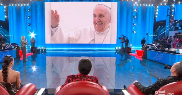 Amici 24, Maria De Filippi ricorda Papa Francesco: “Vorrei partire da un’immagine e…”