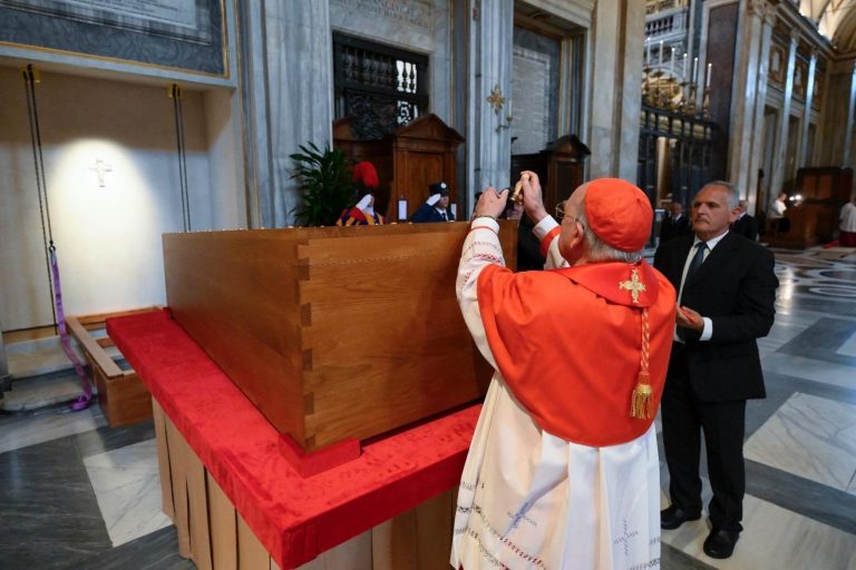 Perché sulla tomba di Papa Francesco c’è una rosa bianca: ecco cosa rappresenta Perché sulla tomba di Papa Francesco c’è una rosa bianca: ecco cosa rappresenta