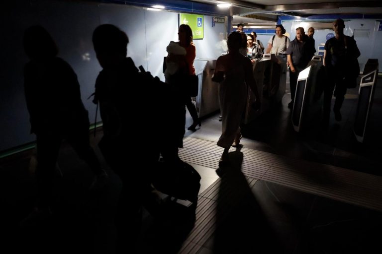 Enorme blackout in Spagna, Portogallo e parte della Francia: interrotte le linee telefoniche, treni fermi. Ecco cosa sta succedendo Enorme blackout in Spagna, Portogallo e parte della Francia: interrotte le linee telefoniche, treni fermi. Ecco cosa sta succedendo