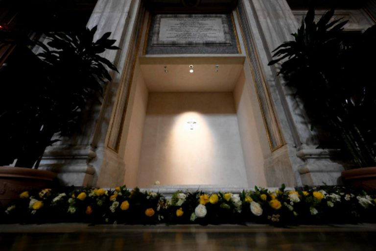 Papa Francesco, errore grafico sulla lapide del Pontefice: ecco quale