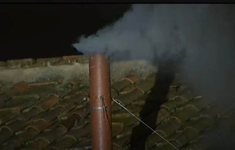 Conclave, ecco come si ottiene chimicamente la fumata bianca Conclave, ecco come si ottiene chimicamente la fumata bianca