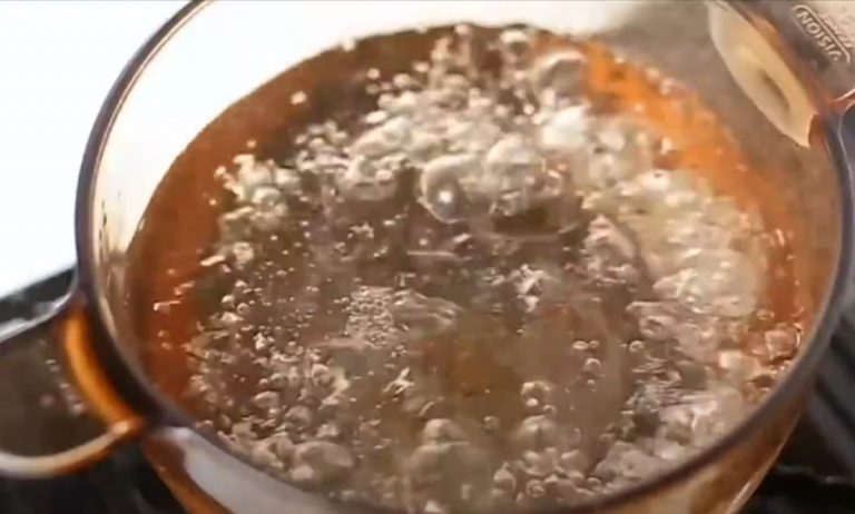Con questo semplice trucco puoi evitare che l’acqua in ebollizione possa traboccare dalla pentola Con questo semplice trucco puoi evitare che l’acqua in ebollizione possa traboccare dalla pentola