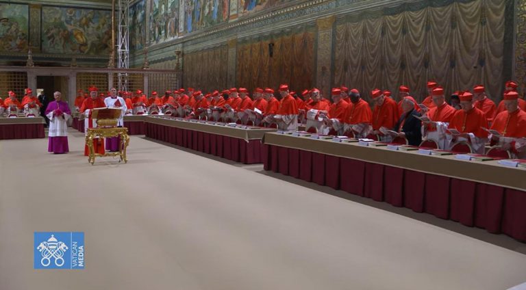 Conclave, la prima fumata è nera: ecco quando ci saranno le prossime votazioni e fumate. Gli orari Conclave, la prima fumata è nera: ecco quando ci saranno le prossime votazioni e fumate. Gli orari