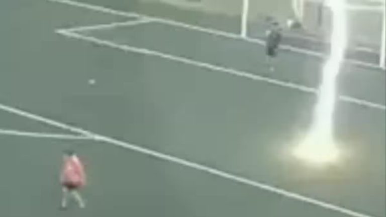 Paura al “Viola Park”, un fulmine si abbatte sul campo durante l’allenamento dell’Under 18 della Fiorentina Paura al “Viola Park”, un fulmine si abbatte sul campo durante l’allenamento dell’Under 18 della Fiorentina