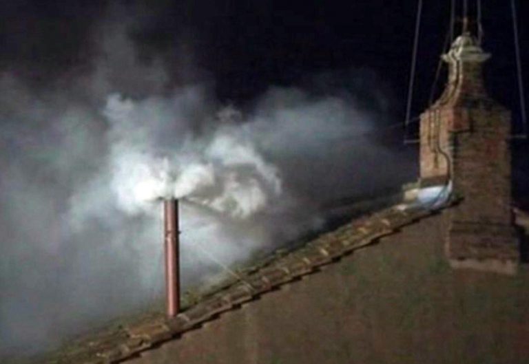 Conclave, come cambia la programmazione Rai in caso di fumata bianca Conclave, come cambia la programmazione Rai in caso di fumata bianca