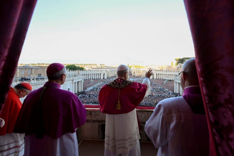 I “100 passi” del nuovo Papa: ecco cosa sono e cosa succede in quei momenti I “100 passi” del nuovo Papa: ecco cosa sono e cosa succede in quei momenti