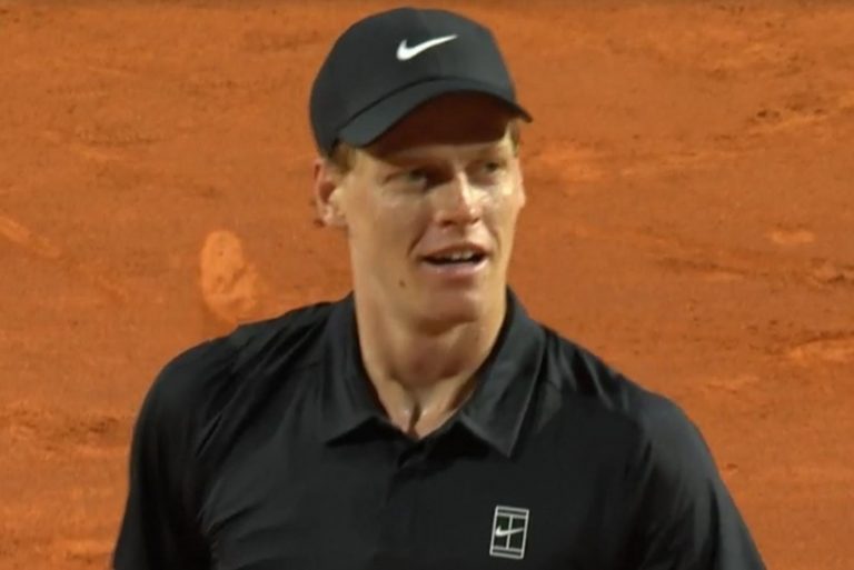 Atp Roma 2025, il significativo gesto di Jannik Sinner dopo la vittoria su Navone: “Ha scritto…” Atp Roma 2025, il significativo gesto di Jannik Sinner dopo la vittoria su Navone: “Ha scritto…”