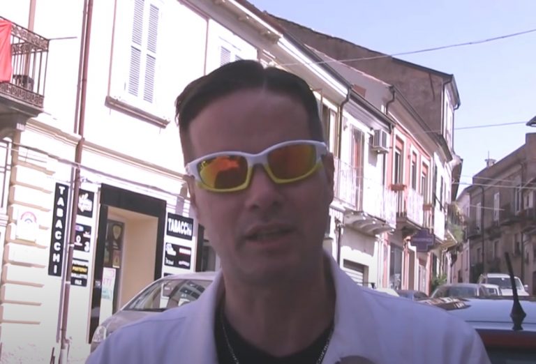 Klaus Davi ha accusato un malore mentre stava registrando un servizio: ricoverato in ospedale, ecco come sta